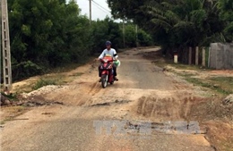 Ninh Thuận: Xe chở khoáng sản băm nát đường dân sinh 